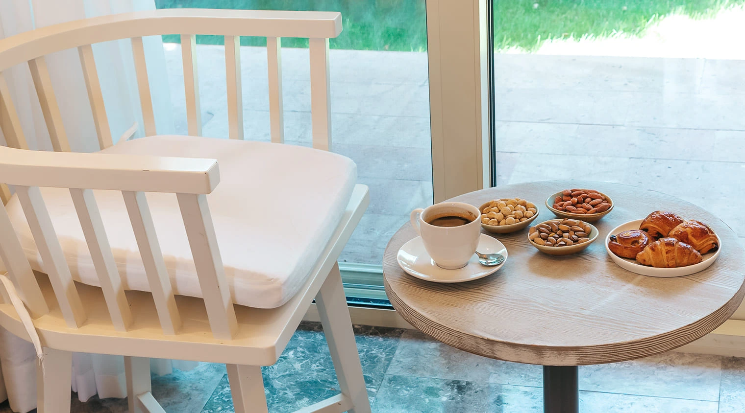 D Resort Ayvalık Deniz Manzaralı Bungalov iç görünümü ve Ege manzarası